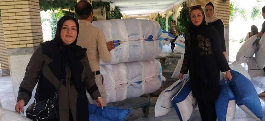 بانوی نیکوکاری که نیاز مددجویان کهریزک را برطرف می کند!