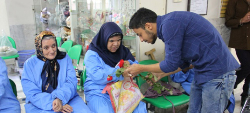 دانشجوی جوان، مهربانی به ارمغان آورد!